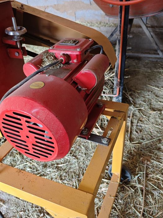 Дробилка зерна и сена