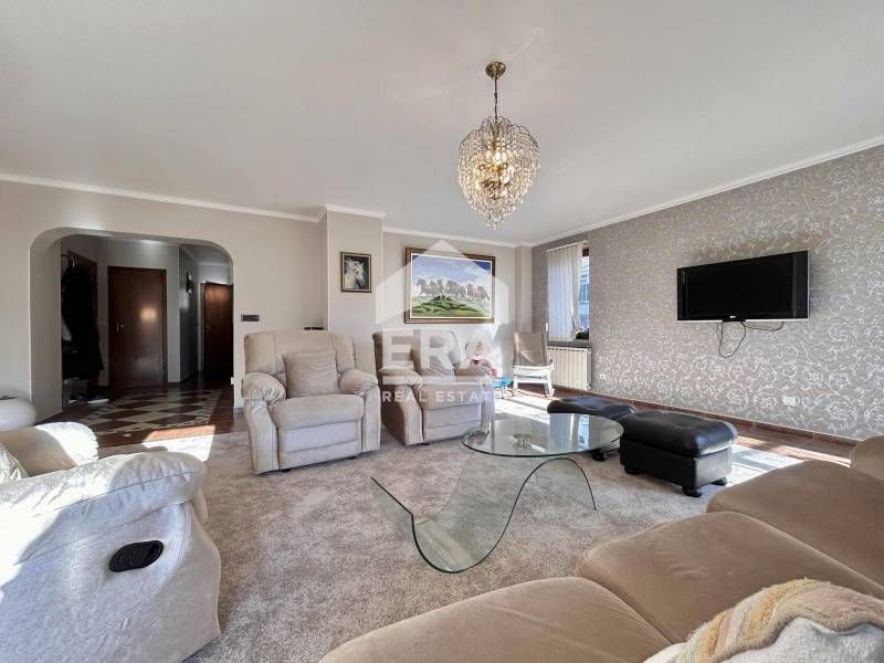 Дава се под наем Тристаен апартамент в София, Център - 138 кв.м за 1800 € - Снимка #3