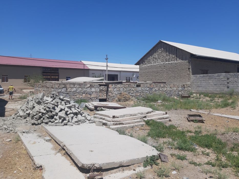 СРОЧНА ХОВЛИ сотилади аерапортда