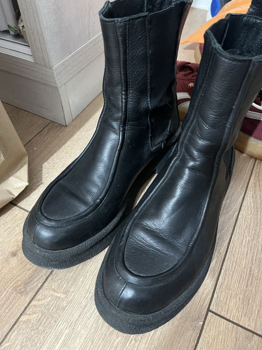 Отдам за шоколадку 1 пару обуви