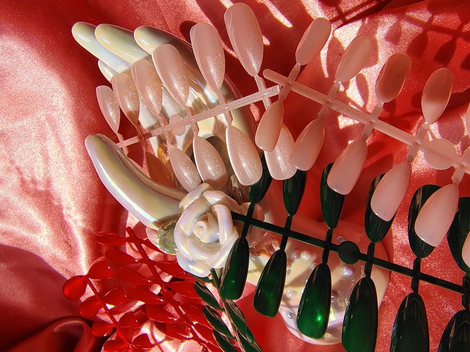 Unghii false cat eye și stickere pentru pipit unghiile