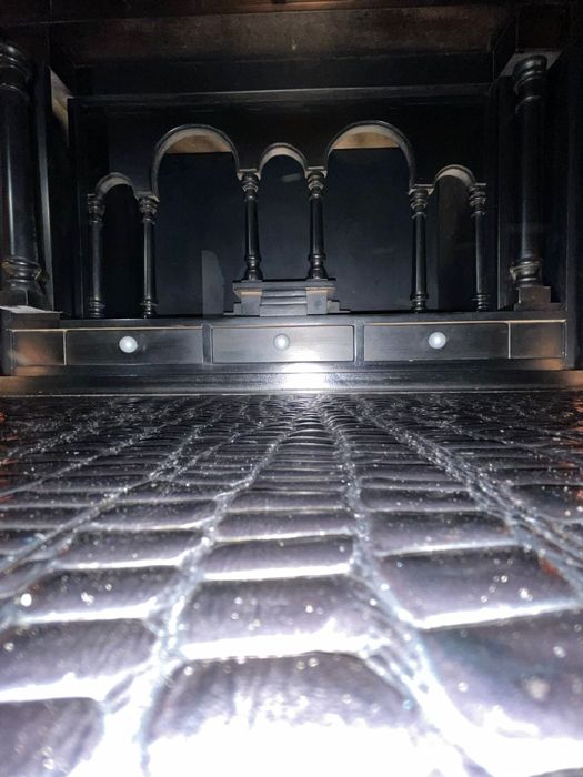 Красив античен шкаф с дърворезби