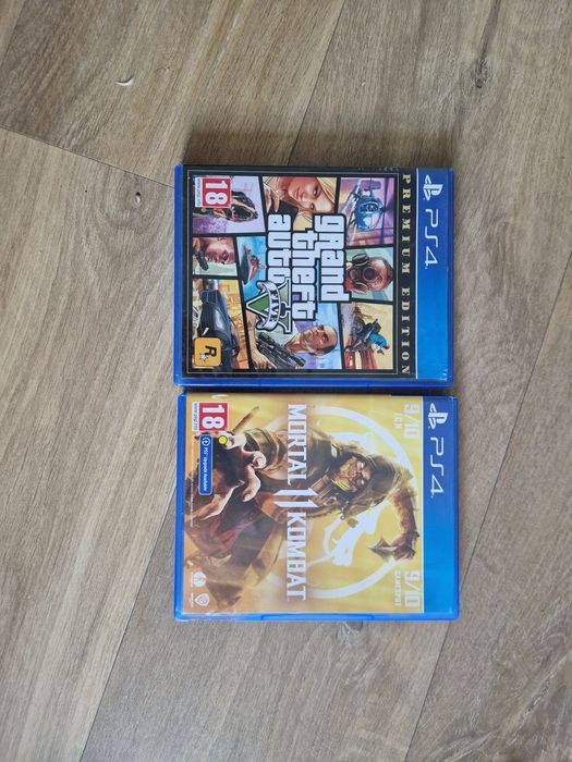 Playstation 4 slim cu 2 jocuri si 2 manete