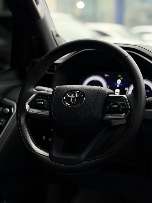 Toyota Land Cruiser 300 full 2025 yil