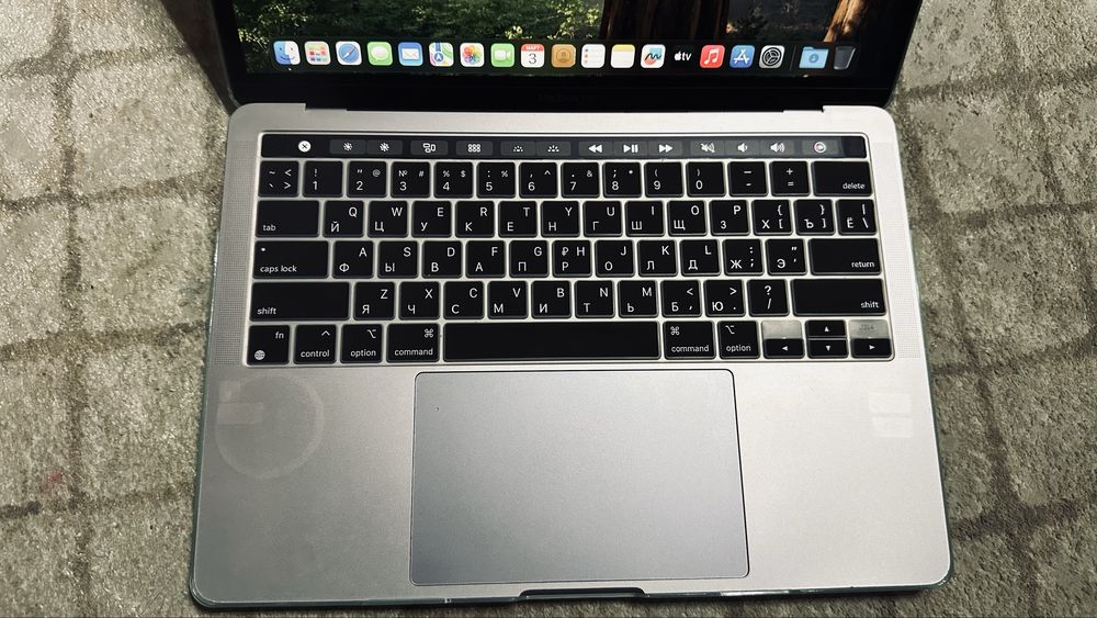 Продам MacBook Pro Touch bar 2019