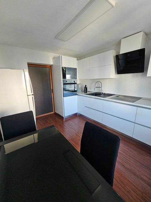 Vând Apartment 3 camere  Ansamblul Buzăului Str.Chișinău Decomandat Etajul 3 din 4 Complet mobilat 72,81 mp Isolat Termic si Acustic.