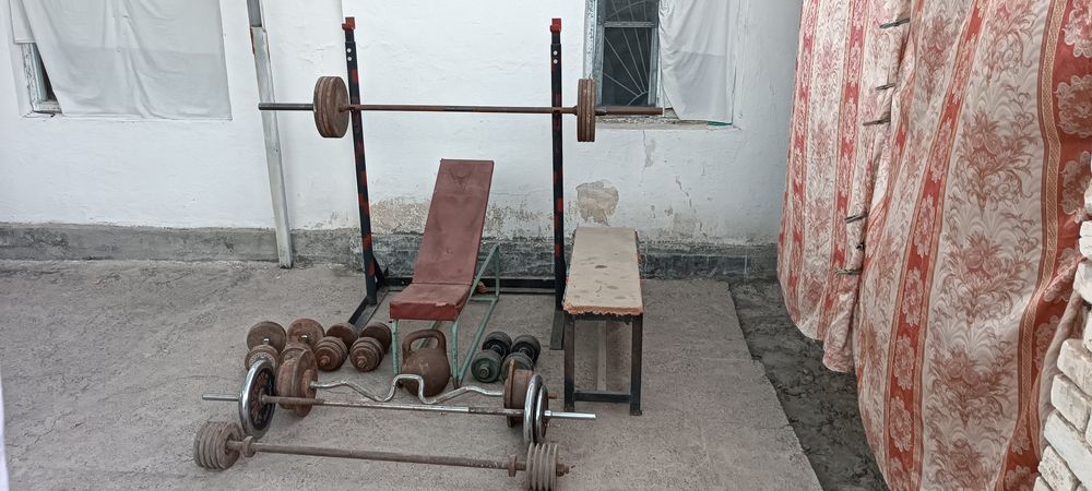 Продам мини зал 2 скамьи. 3 пары гантелей разборные.4 штанги разборные