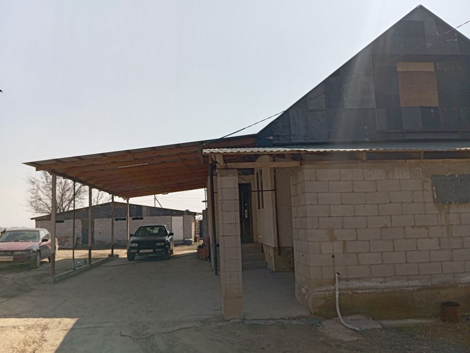 Үй сатылады жан жағы қоршалған