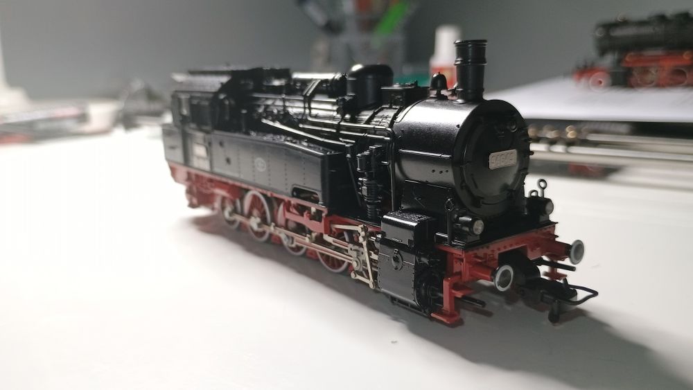 Locomotiva CFR 94.649 cu aburi, machetă trenuleț electric vagoane HO