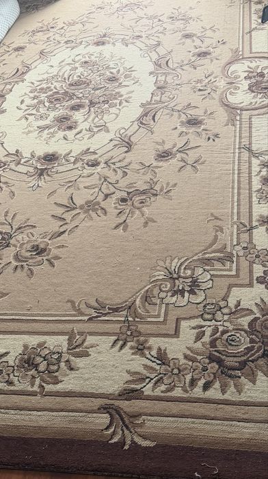 Продам ковер.цвет бежевый.размеры 2,5-4.ширина 2,5длина 4м