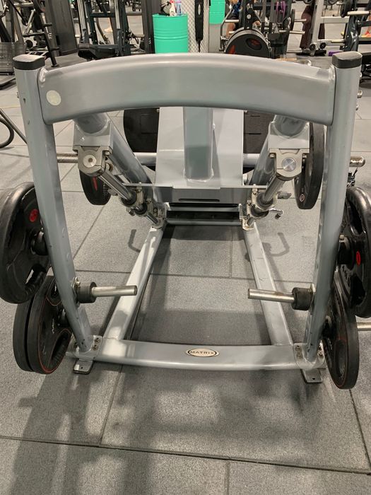 Лег преса и хак клек Matrix, лег преса Technogym