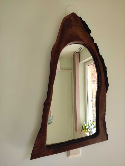 Огледало с дървена рамка