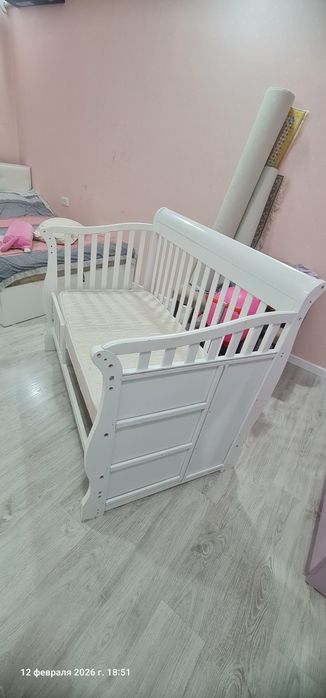 Детская кроватка-трансформер 2 в 1 
Продаётся белая детская кров