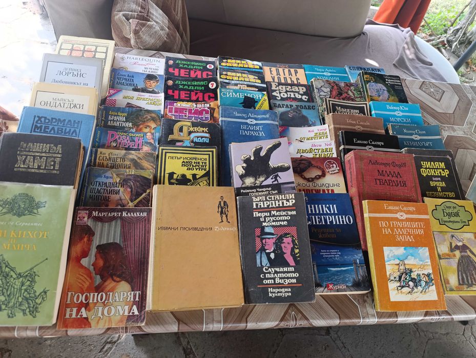Продавам употребявани, но запазени книги на символична цена.