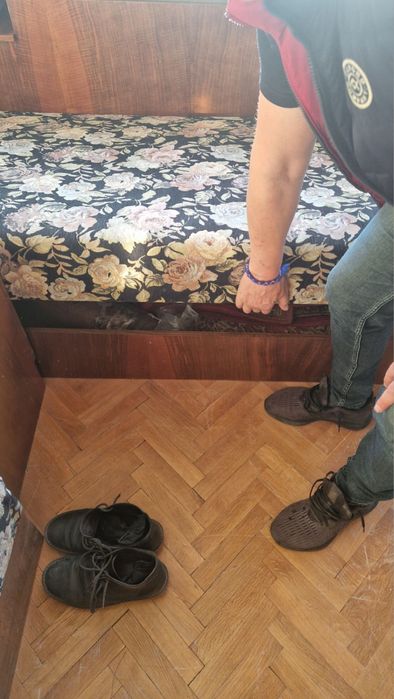 Две ъглови легла с ракли под тях+ шкавче на угъла.
