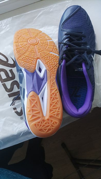 Продам новые кеды для зала ASICS