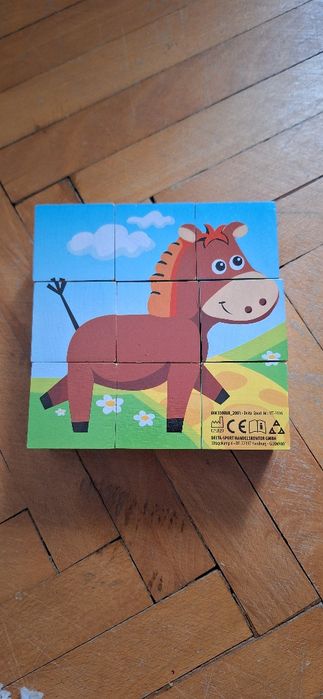 Puzzle colorat din lemn