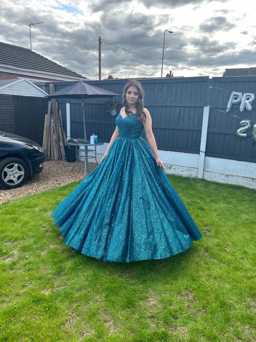 Абитуриентска рокля