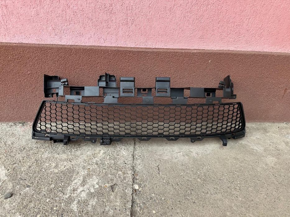 Grila centrala inferioara Dacia Logan 2 2013 -2016