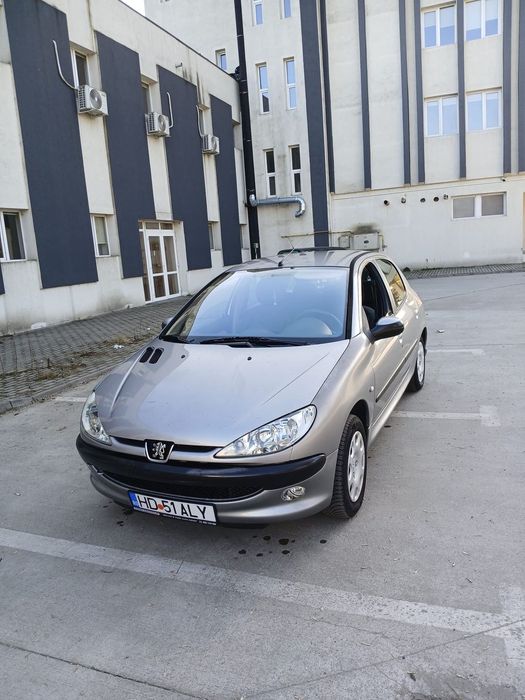 Peugeot 206 Peugeot 206 motor 1/4 cutie viteze automata  ,ideala pentru oraș