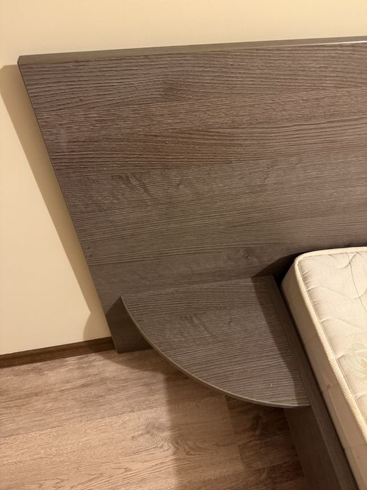 Спалня с матрак.