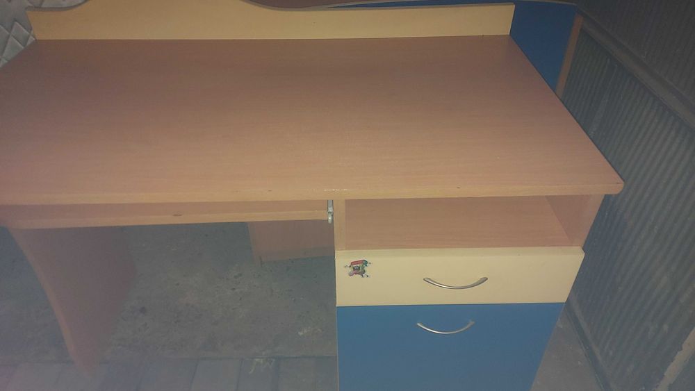 Ученическо бюро с плот за клавиатура