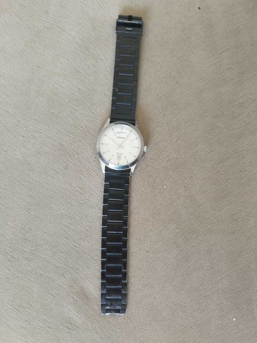 Часовник CASIO MTP-1370, с драскотина по стъклото