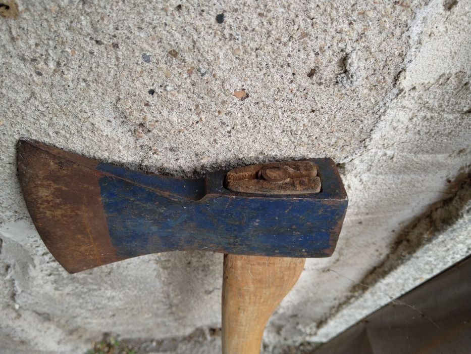 Продавам две Немски антикварни брадви големи Пожарникарски