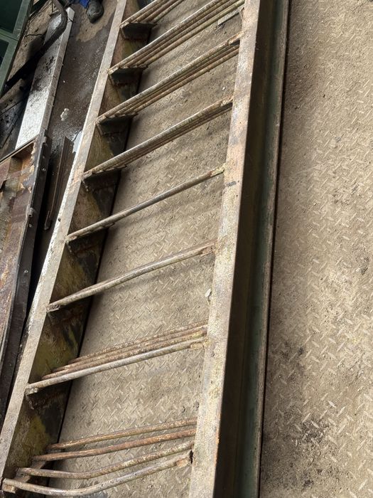 Vând scară metalica 3000x800