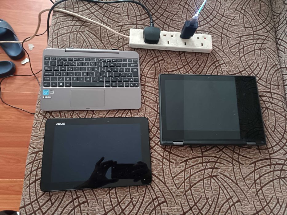 Vând doua laptopuri ASUS și LENOVO