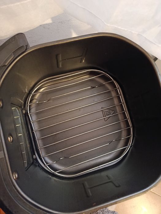 Air Fryer  cu grilaj și tava de silicon 100lei