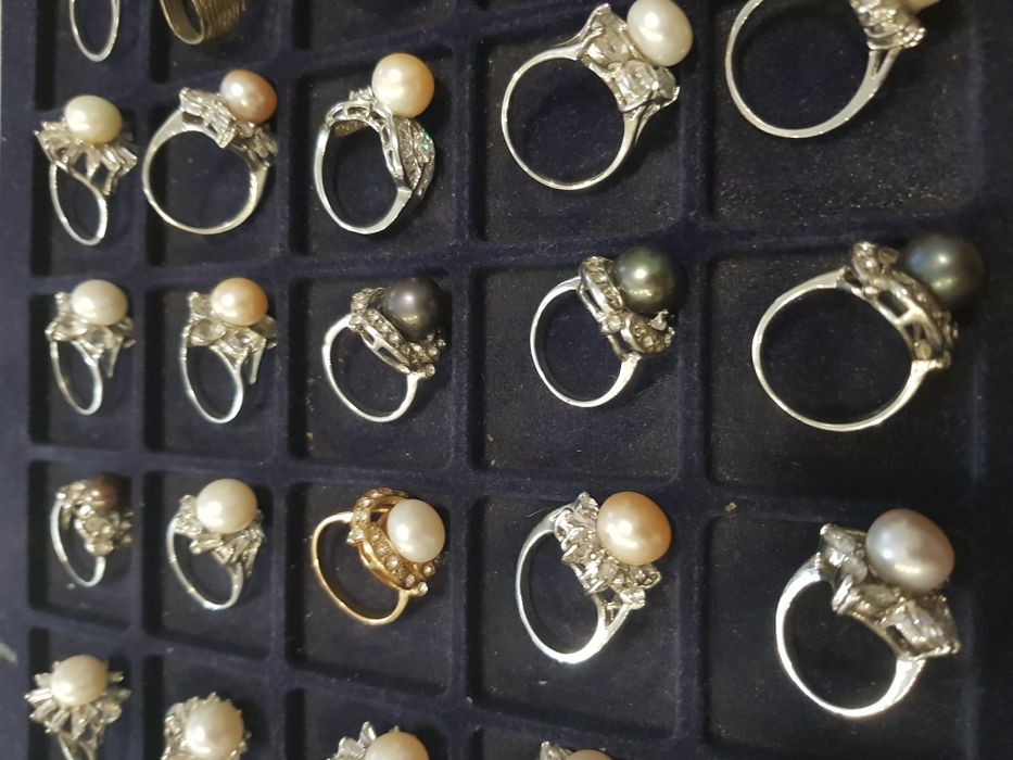 Пръстени със скъпоценни камъни и перли - различни модели