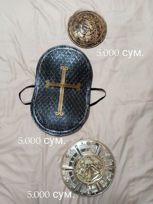 Детское рыцарское воаружение щиты, мечи, шлем и защита.