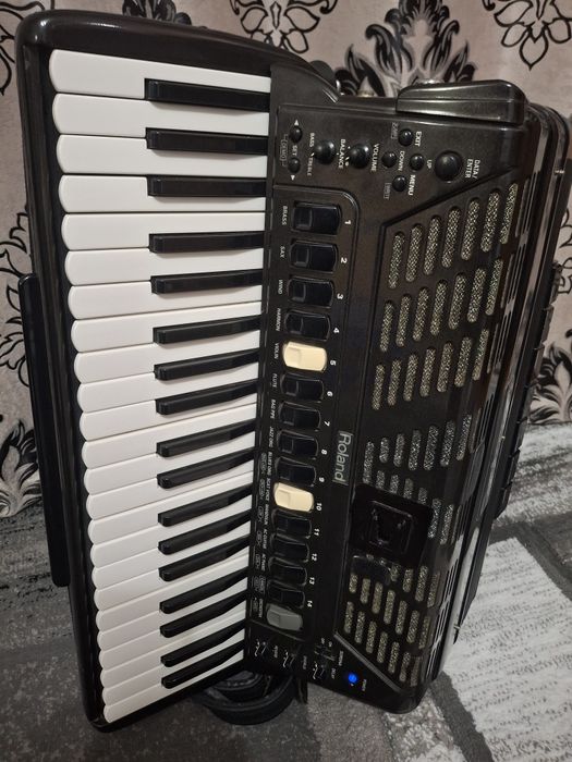 Vând acordeon Roland Fr5