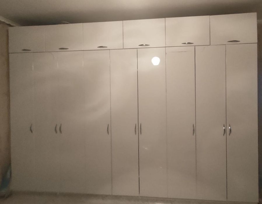 Шкаф длинный, состоит из трёх частей