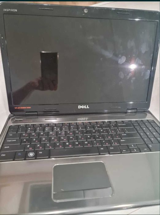 Продавам лаптоп Dell много запазен с ssd