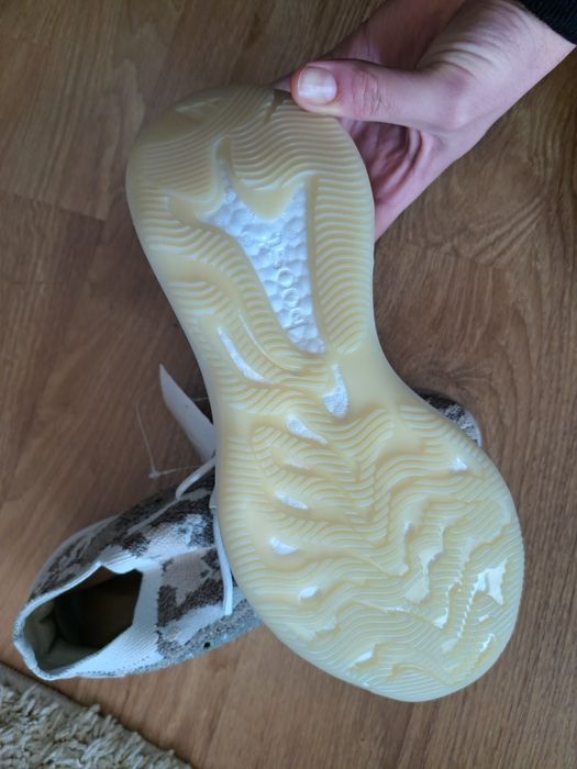 Vand adidas yeezy boost 380 pyrite  , noi 100% originali