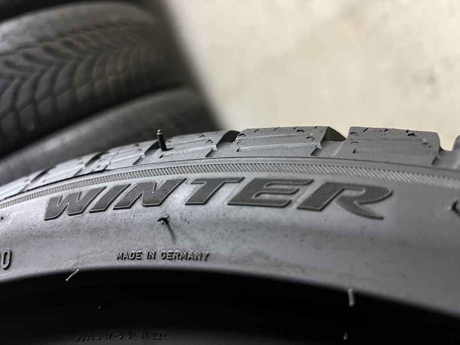 315/30/21 PIRELLI - 2бр. като Нови!