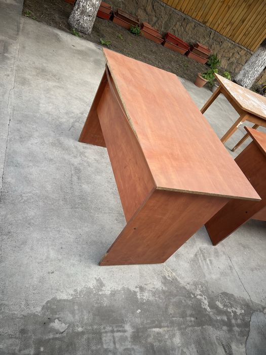 Два офисных стола и думба