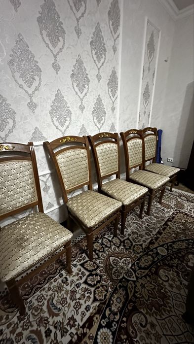 Стол для гостиной и стулья