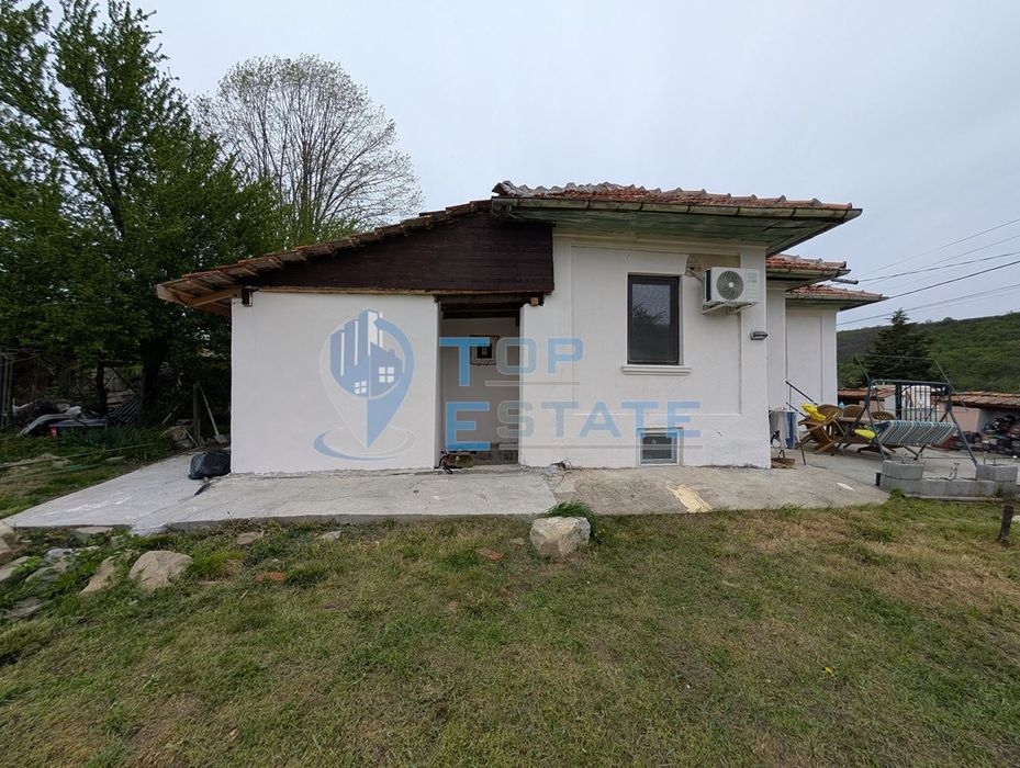 Едноетажна реновирана къща с голям двор в село Сливовица