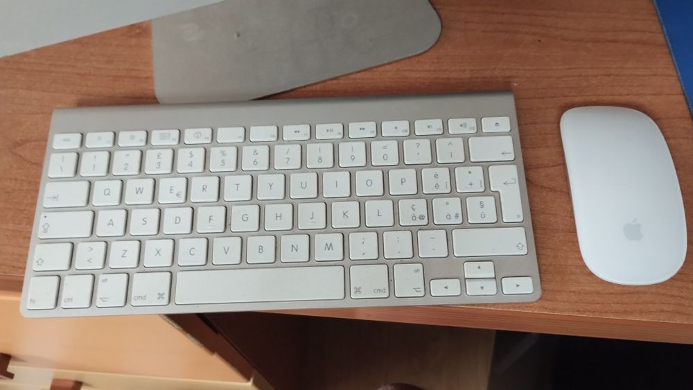 iMac 27 inch model 2011, procesor Intel i5 3,1GHz și 4 nuclee, SSD  240 Gb plus HDD 1Tb și 16Gb RAM