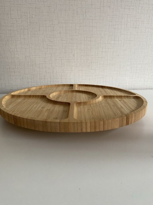 Въртяща се бамбукова дъска за сирена, мезета, плодове, ядки и други