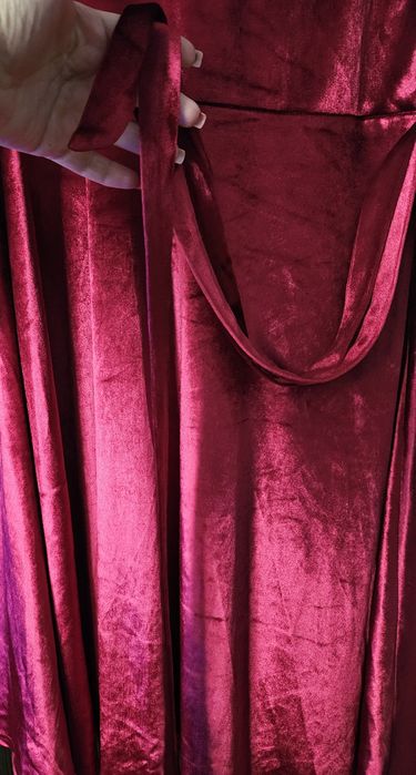 Rochie catifea roșie cu mâneci brodate