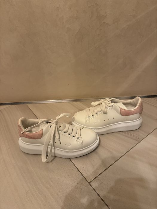 alexander mcqueen oversized sneakers. versiunea light pink croc. marime 36. purtati o singura data