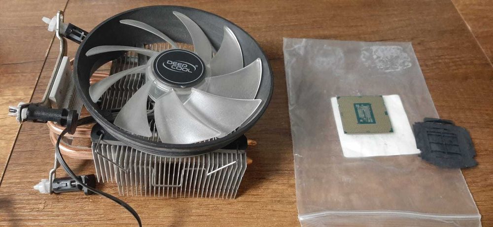 Intel Core i5-10400 OEM вместе с кулером Deepcool с подсветкой.