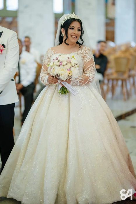 Vând rochita de mireasa este pe corset reglabil