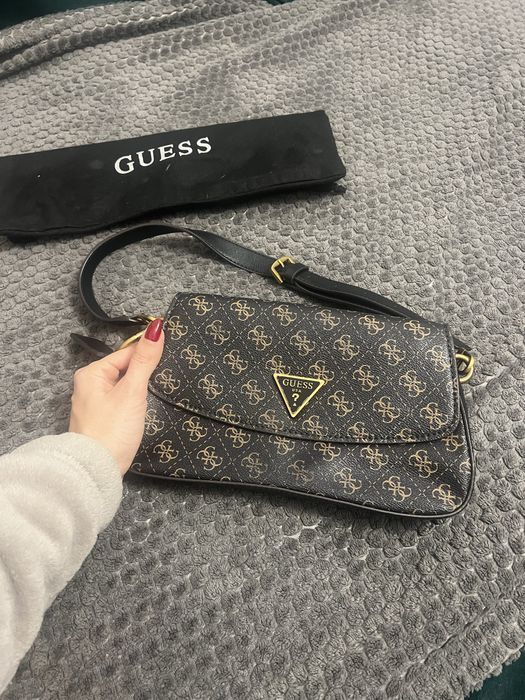 Черна малка чанта на Guess