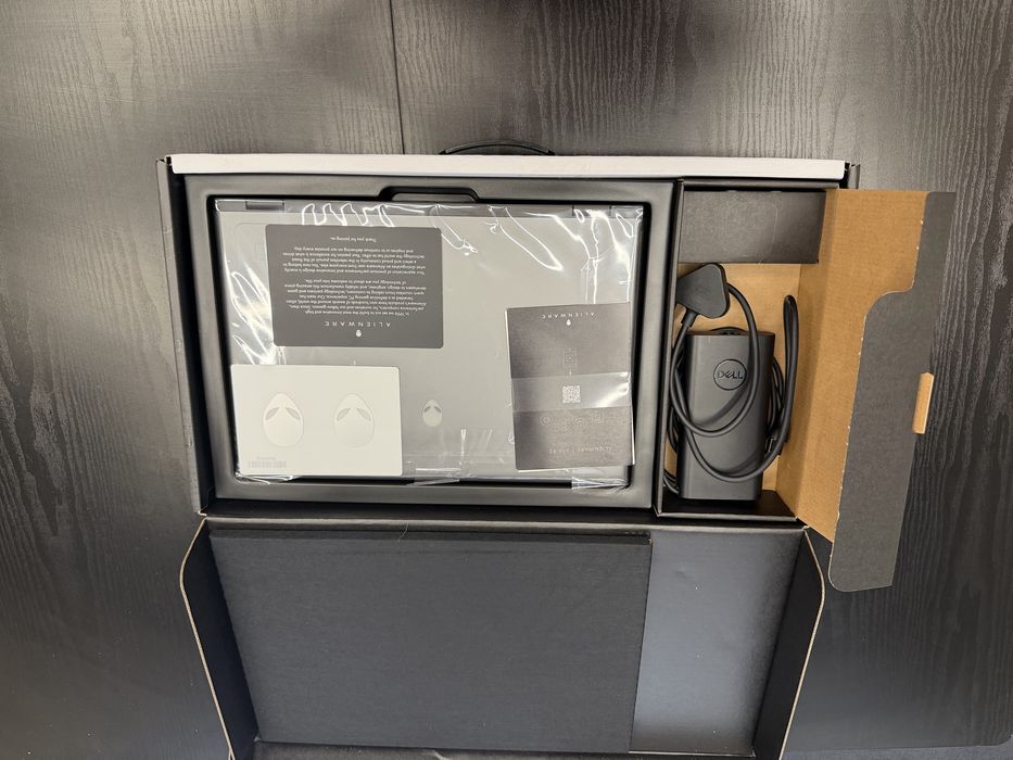 Alienware m16 r2 | Intel Ultra 9 | Nvidia 4070 8GB | 32 GB | 1 TB ssd
