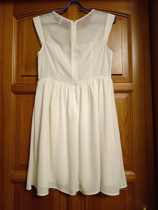 Платье с кружевом без рукавов